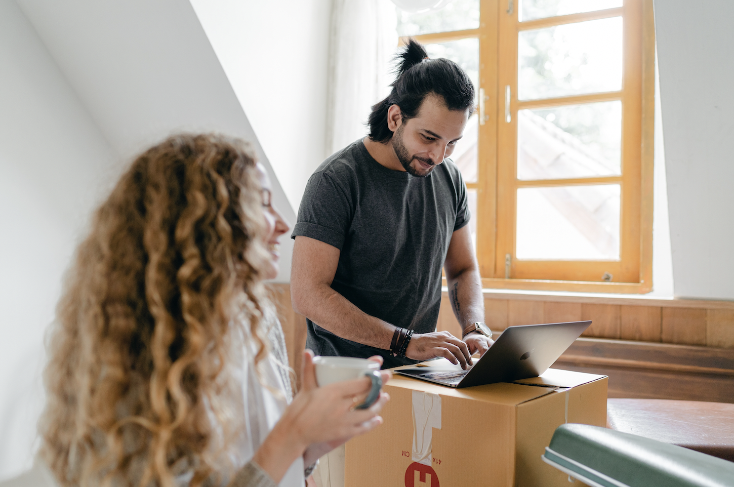 Günstig umziehen_Pärchen beim Packen