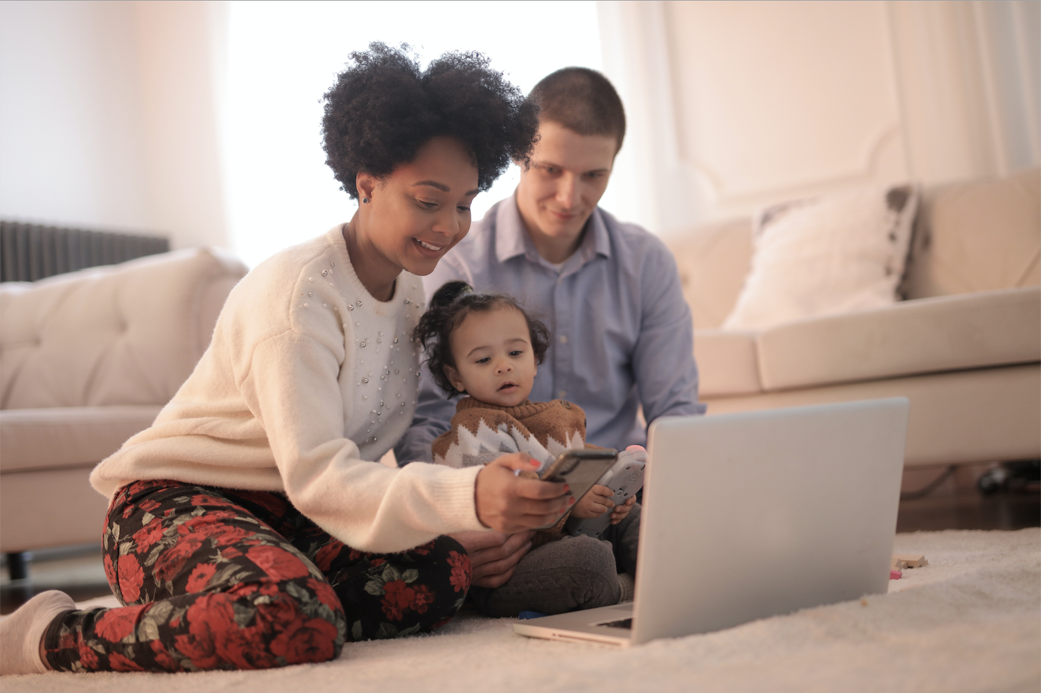 Umzugsangebote_Lachende Familie mit Laptop