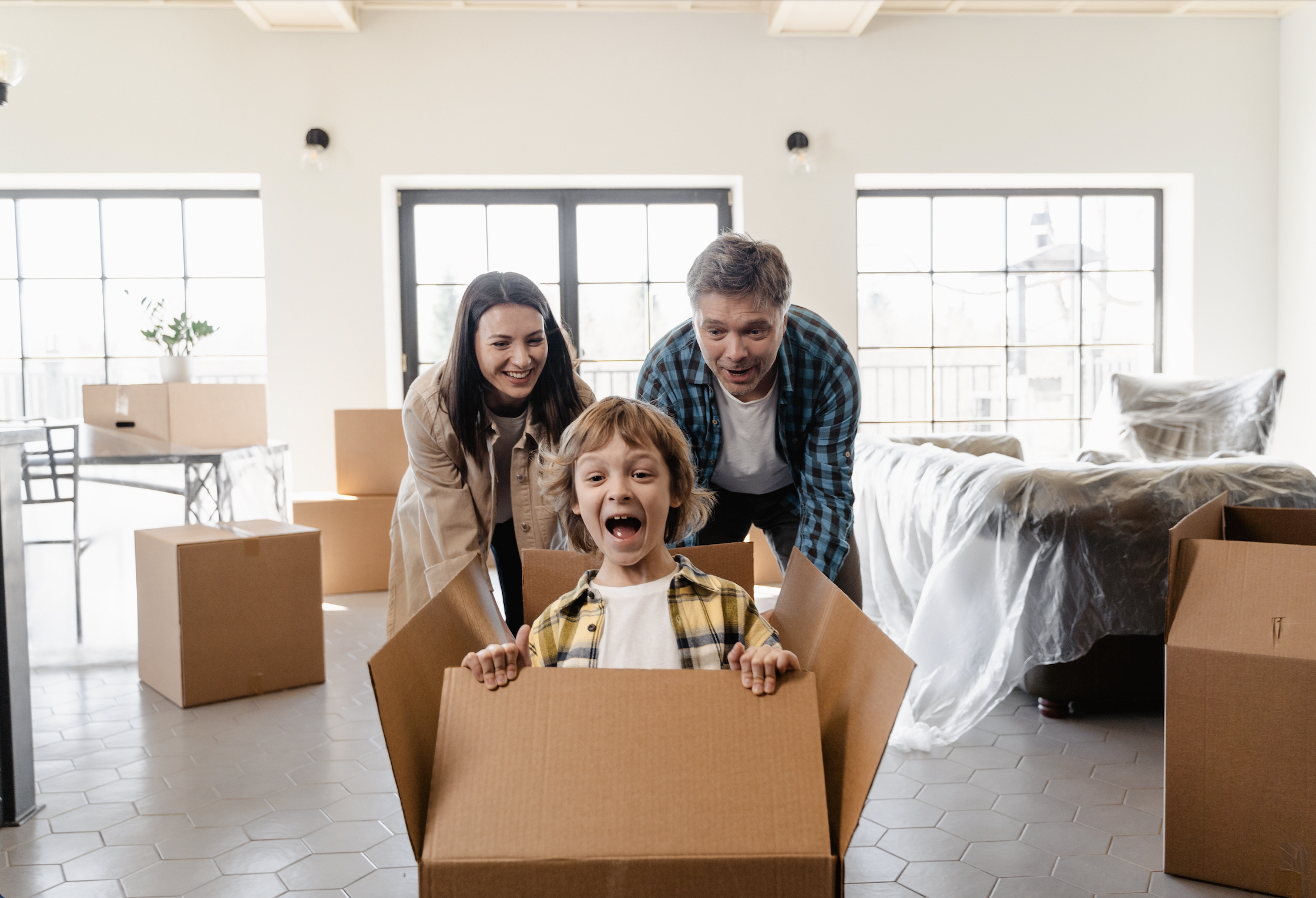 Glückliche Familie nach dem Möbeltransport