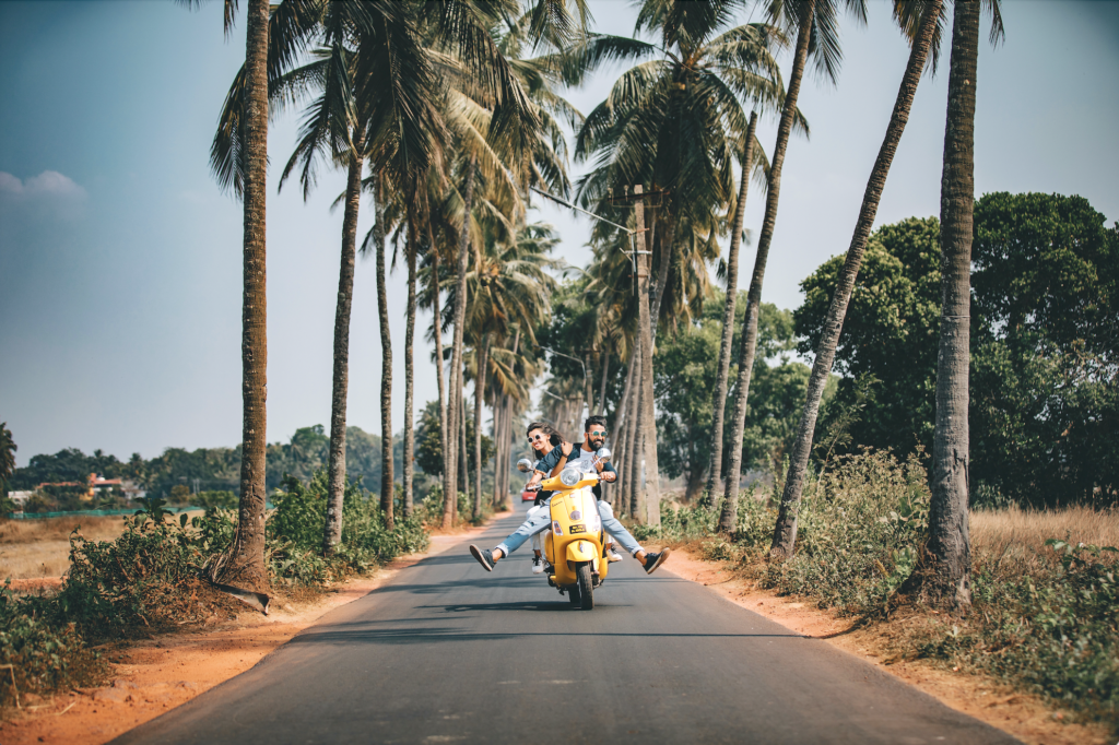 Internationale Umzüge_Lachendes Paar auf Moped in Thailand