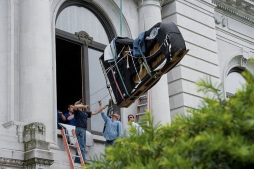 Klavierlift bringt Klavier beim Klaviertransport durchs Fenster