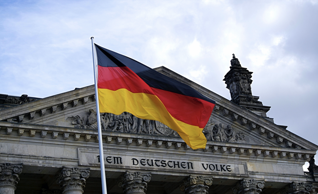 Deutsche Flagge vor dem Reichstagsgebäude als Symbolbild für den Umzug innerhalb Deutschlands