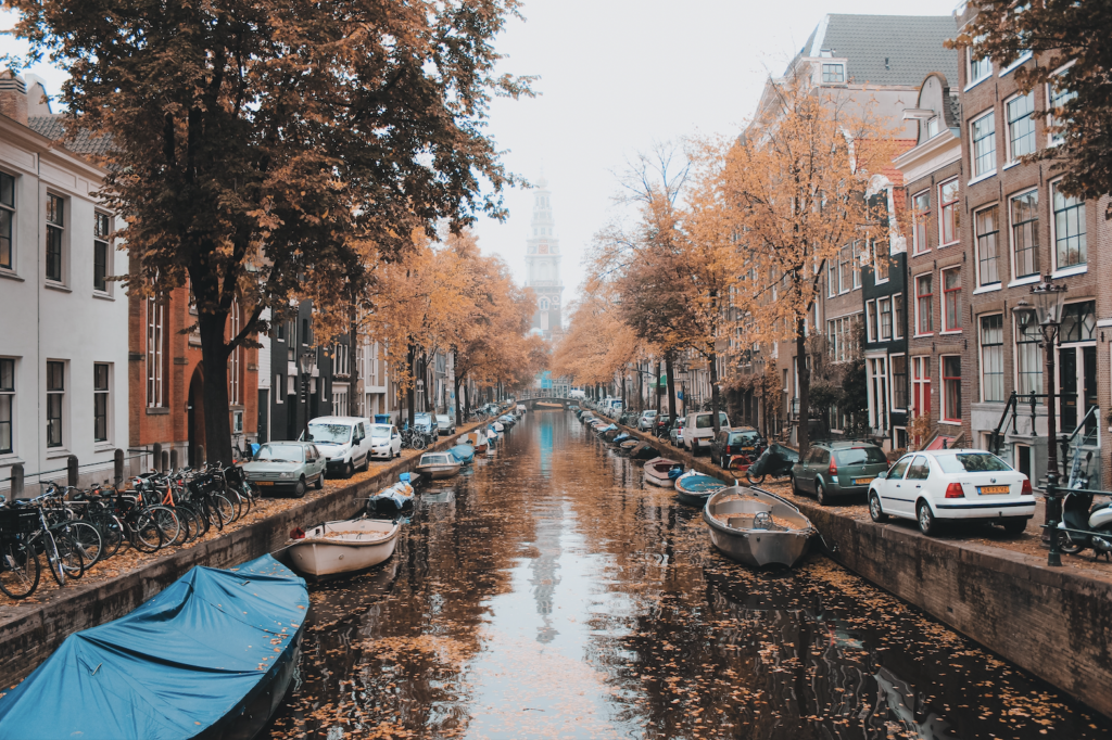 Auswandern nach Amsterdam_Blick auf Wasser mit Booten