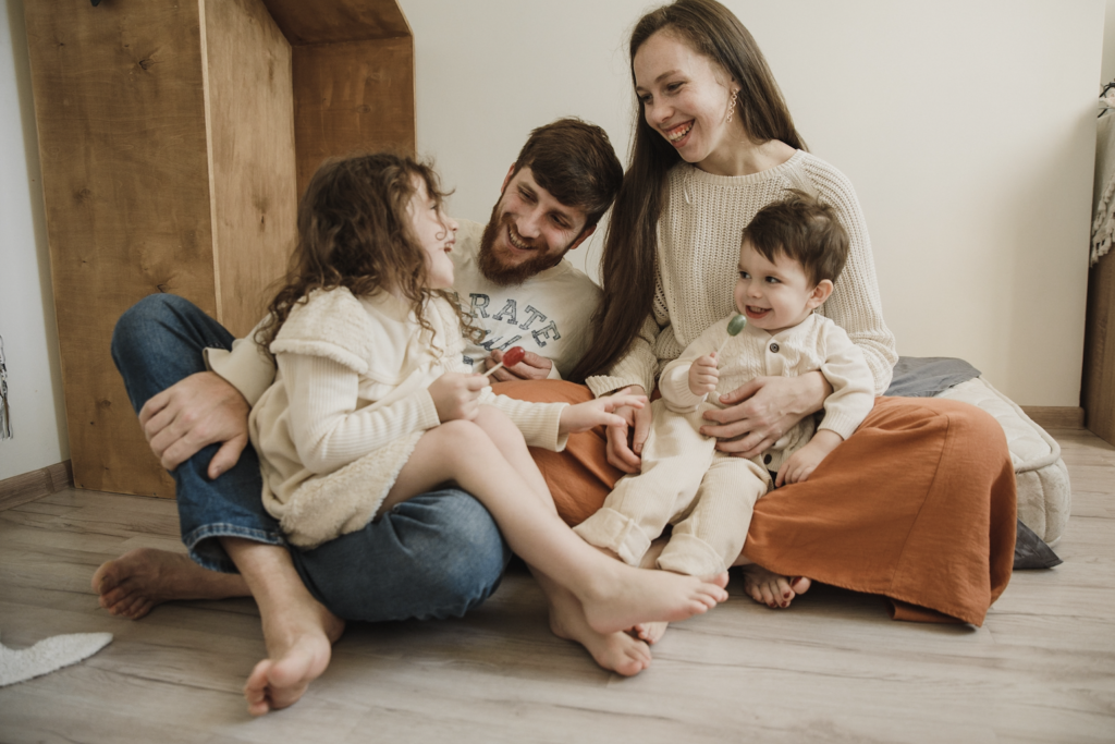 Großer Umzug_glückliche Familie