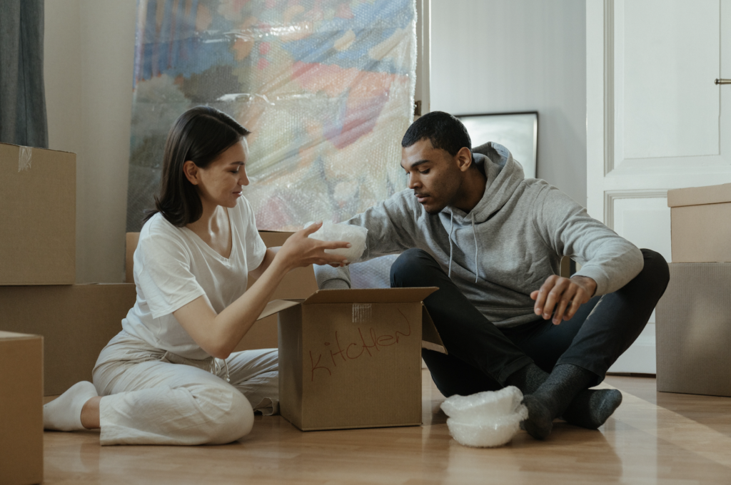 Großer Umzug_Zwei Personen beim Packen