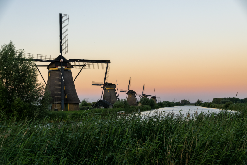 Auswandern in die Niederlande_idyllisches Bild von Windmühlen im Sonnenuntergang