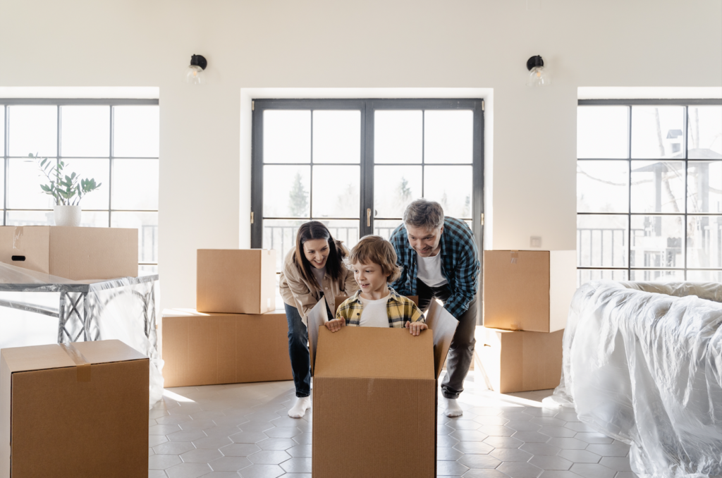 Umzug mit Kindern_Familie mit Umzugsboxen