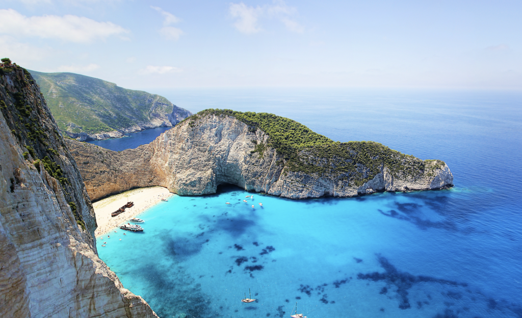 Blaues Meer und Strand an einer Küste in Griechenland