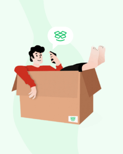 Person entspannt im Umzugskarton und organisiert den Umzug mit einer Umzugsfirma